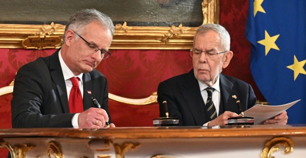 Van der Bellen lobt Marterbauer als Finanzminister an.