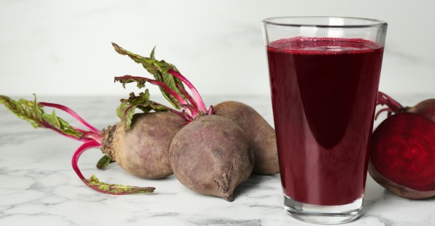 Ein Glas Rote-Bete-Saft und Knollen.