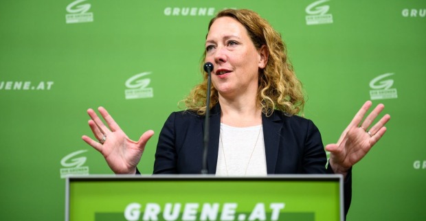 Judith Pühringer spricht ins Mikrophon