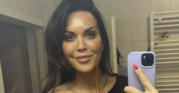 Martina Reuter mit Handy