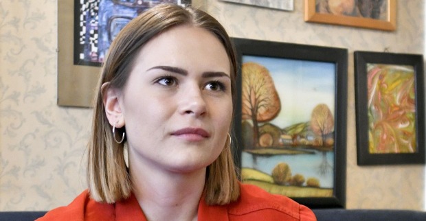 Mathea mit ernstem Gesichtsausdruck