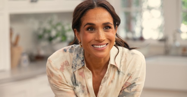Strahlende Meghan Markle in ihrer Küche, Szene aus der Netflix-Produktion "With Love, Meghan"