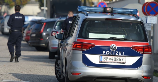 Polizeiwagen und Polizist daneben