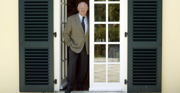 Rolf Schimpf schaut aus einem Fenster.