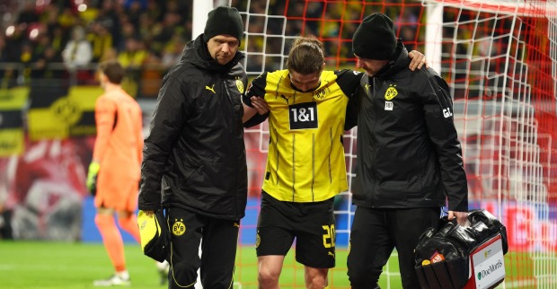Borussia Dortmunds Marcel Sabitzer wird nach seiner Verletzung von den Betreuern vom Platz begleitet.