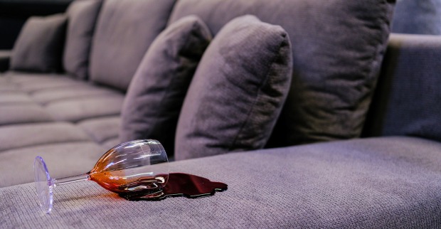 Sofa mit einem Rotweinfleck | Credit: iStock.com/Oleh Makarov
