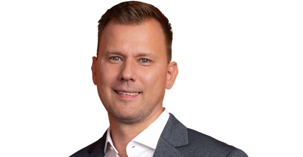 Ein Mann lächelt im Anzug