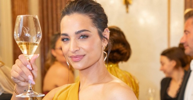 Amira Aly mit einem Sektglas in der Hand