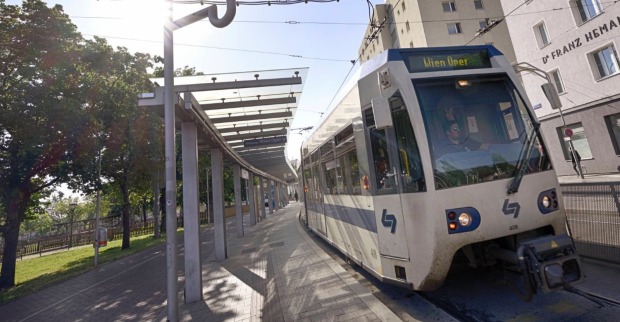 Badner Bahn an der Haltestelle Schefdikaplatz