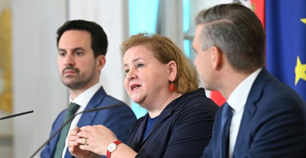 Bildungsminister Christoph Wiederkehr (NEOS), Sozialministerin Korinna Schumann (SPÖ) und Wirtschaftsminister Wolfgang Hattmannsdorfer (ÖVP) am Mittwoch, 2. April 2025, während des Pressefoyers anl. einer Sitzung des Ministerrates im Bundeskanzleramt in Wien