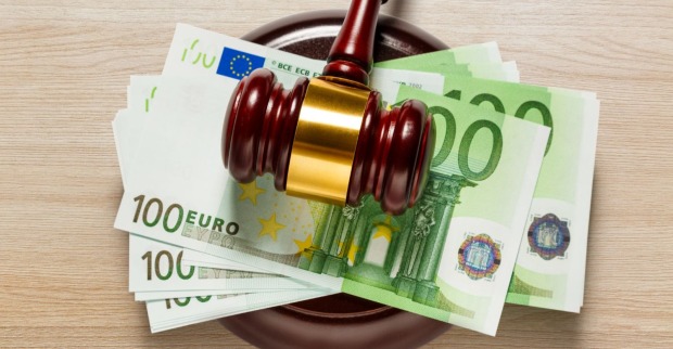 Hundert Euro Banknoten unter einem Hammer