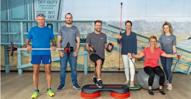Mehrere Menschen in Trainingskleidung