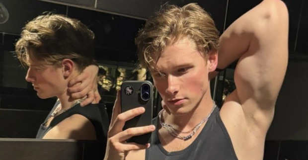 Felix L. fotografiert sich im Spiegel