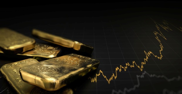 links: Goldbarren vor schwarzem Hintergrund, rechts: Goldkurs vor schwarzem Hintergrund