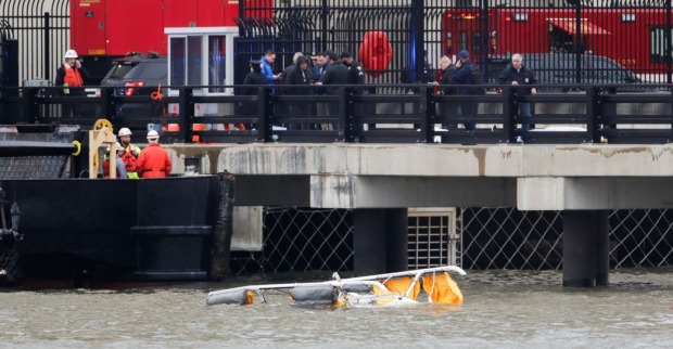 Ersthelfer sind in der Nähe der Landekufen eines Hubschraubers zu sehen, nachdem dieser am 10. April 2025 in Newport, New Jersey, in den Hudson River gestürzt ist. Ein Hubschrauber ist am Donnerstag in New York in den Hudson River gestürzt, wie die Rettungsdienste mitteilten, während lokale Medien von mehreren Toten berichteten.