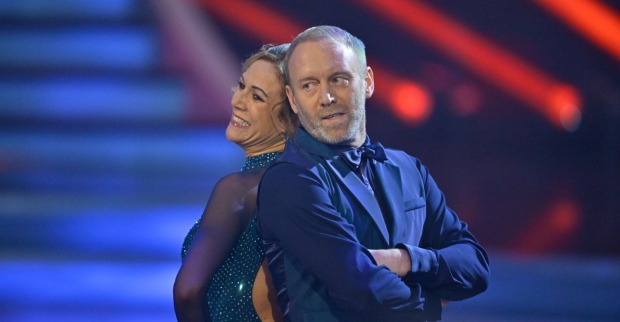 Manuela Stöckl und Stefan Koubek posieren nach ihrem Quickstep Rücken an Rücken am Parkett des ORF-Ballrooms.