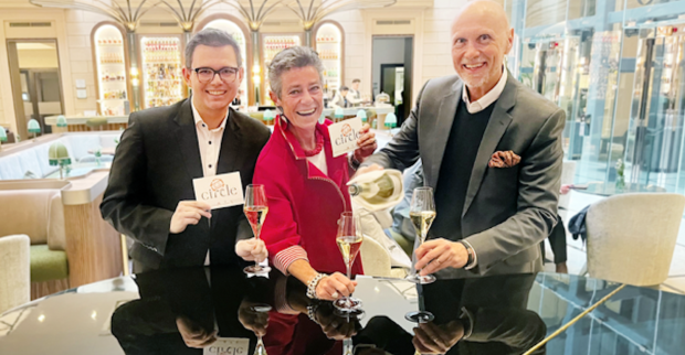 Trio mit Sektgläsern im Anantara Palais Hansen Hotel