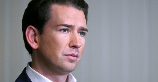 Porträt von Sebastian Kurz mit ernstem Gesichtsausdruck, aufgenommen vor neutralem Hintergrund. Der Ex-Kanzler steht im Mai erneut vor Gericht.