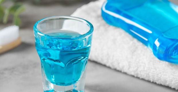 Ein Glas mit Mundwasser | Credit: iStock.com/everydayplus