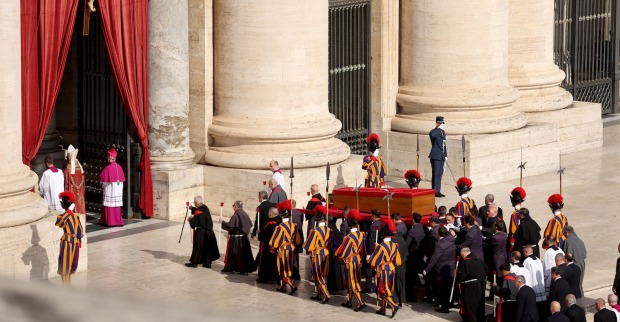 Papst Franziskus’ Sarg wird während der Trauerzeremonie durch die Vatikanischen Hallen getragen, begleitet von Kirchenvertretern und der Päpstlichen Schweizergarde, als Teil des protokollarischen Ablaufs der Bestattung.