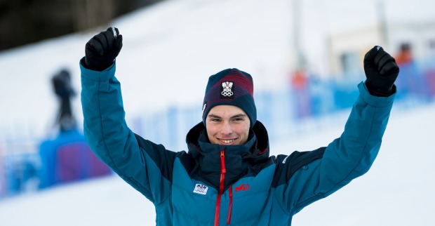 Philip Hoffmann steht jubelnd im Zielraum