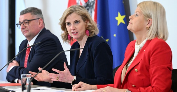 Staatssekretär Jörg Leichtfried (SPÖ), Außenministerin Beate Meinl-Reisinger (NEOS) und Verteidigungsministerin Klaudia Tanner (ÖVP) am Dienstag, 8. April 2025, während einer PK anl. einer Arbeitsklausur der Bundesregierung im Bundeskanzleramt in Wien