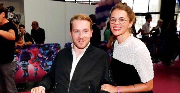 Samuel Koch mit Ehefrau Sarah Elena Timpe auf dem roten Teppich