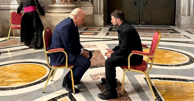 Trump und Selenskyj  auf Stühlen einander gegenüber sitzend im Petersdom.