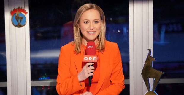 Sportanchor Alina Zellhofer mit Mikrophon