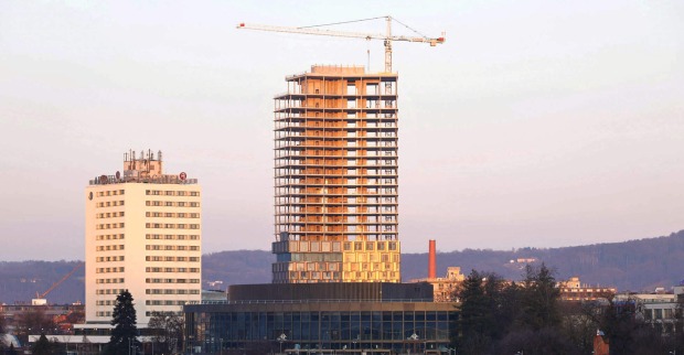 Im Herbst ist die geplante Fertigstellung des „Quadrill“. Das Arcotel – derzeit noch im Hochhaus am Bild links – ist ein künftiger Mieter.
