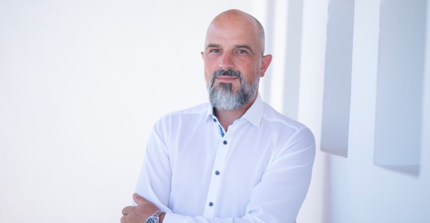 Portraitaufnahme von Erol Wieldt, General Manager und  Geschäftsführer des Aldiana Club Salzkammergut und der GrimmingTherme.
