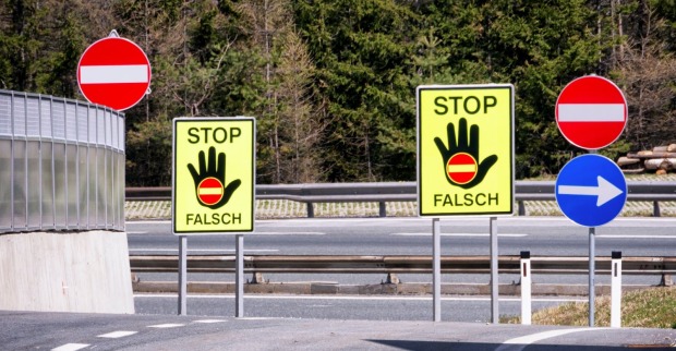Warnschild auf Autobahn