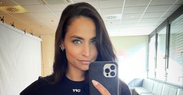 Amira Aly mit Handy im Spiegel
