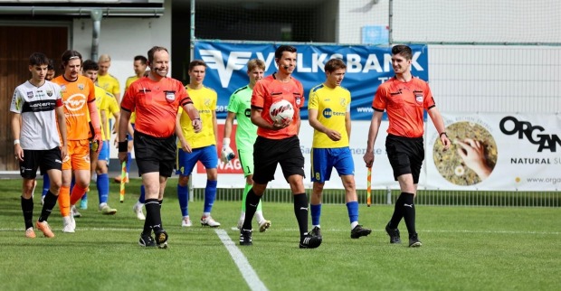 Schiedsrichter Andreas Peitler (Bildmitte) hat bereits über 300 Spiele geleitet – trotz Personalmangel bleibt er dem Fußball-Unterhaus treu.