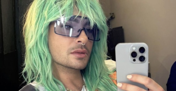 Bill Kaulitz mit grünen Haaren im Spiegel