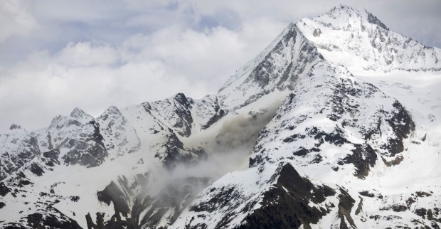 Am Kleinen Nesthorn hat sich ein Felssturz gelöst und donnert über den verschneiten Hang talwärts