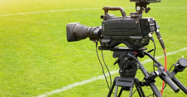 Kamera eines TV-senders auf einem Fußballfeld stehend