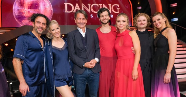 Die Finalisten von „Dancing Stars 2025“ mit ORF-General Roland Weißmann (Mitte): Simone Lugner &amp; Danilo Campisi, Aaron Karl &amp; Katya Mizera sowie Paulus Bohl &amp; Catharina Malek vor dem großen Showdown – kurz bevor die bittere ESC-Pause 2026 verkündet wurde.