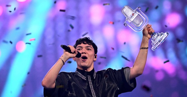 Mann mit Trophäe in der Hand