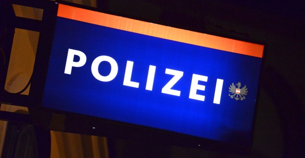 Symbolbild – Beleuchtetes Schild einer Polizeiwache