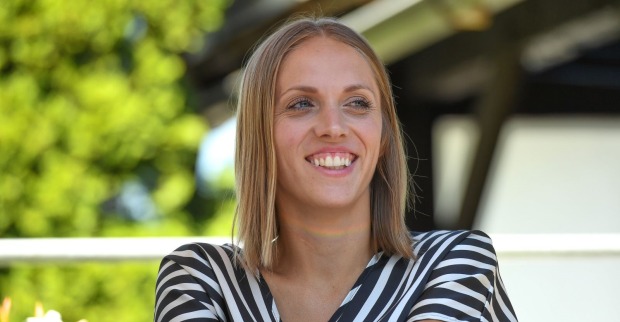 Porträt von Kira Grünberg, lächelnd im gestreiften Oberteil, aufgenommen im Freien. Zehn Jahre nach ihrem Unfall feiert sie den 30. Juli als „Life Day“.