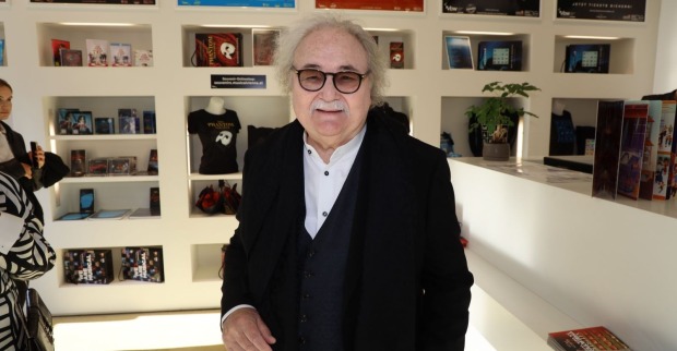 Sylvester Levay mit Sonnenbrille lächelnd