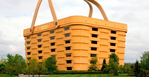 Aufnahme der ehemaligen Firmenzentrale der "The Longaberger Company", die wie ein gigantisch großer Einkaufskorb gestaltet ist