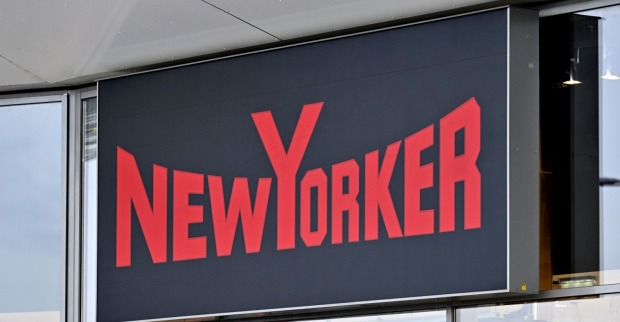 Schild der Modekette "New Yorker"