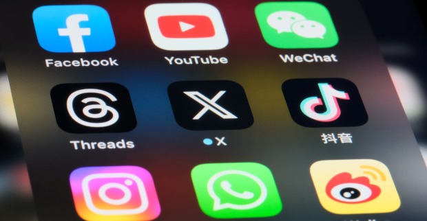 Bildschirm mit Apps: unter anderem Facebook, Instagram und Whatsapp