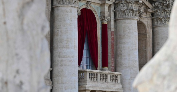 Balkon am Petersdom von dem aus der neue Papst sich an die Gläubigen wenden wird