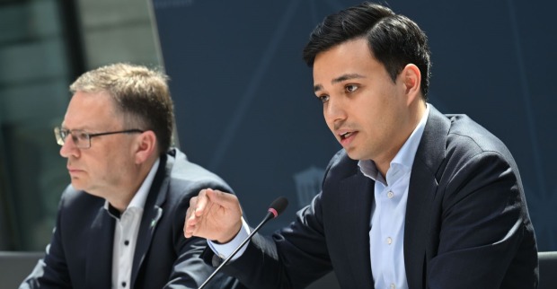 VP-Klubobmann August Wöginger und Klubobmann Yannick Shetty (NEOS) am Mittwoch, 30. April 2025, anl. eines Hintergrundgesprächs von ÖVP und NEOS "Jetzt das Richtige tun - erste Reformschritte zur Sicherung der Pensionen" im Parlament in Wien