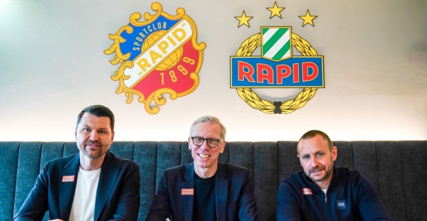 Die Geschäftsführer Markus Katzer und Steffen Hofmann mit Neo-Rapid-Cheftrainer Peter Stöger in ihrer Mitte.