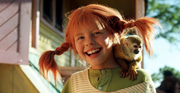 Pippi Langstrumpf mit ihrem Affen auf der Schulter.