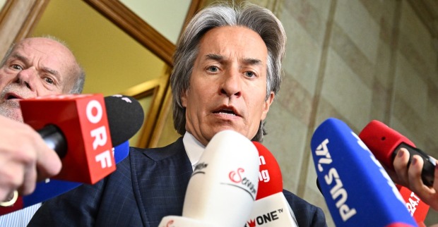 Ex-Finanzminister Karl-Heinz Grasser spricht vor zahlreichen Mikrofonen von Medienvertretern im Justizpalast im Zuge des Buwog-Verfahrens.